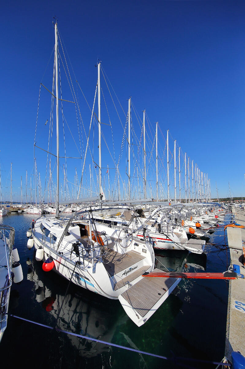 Sailing yacht 