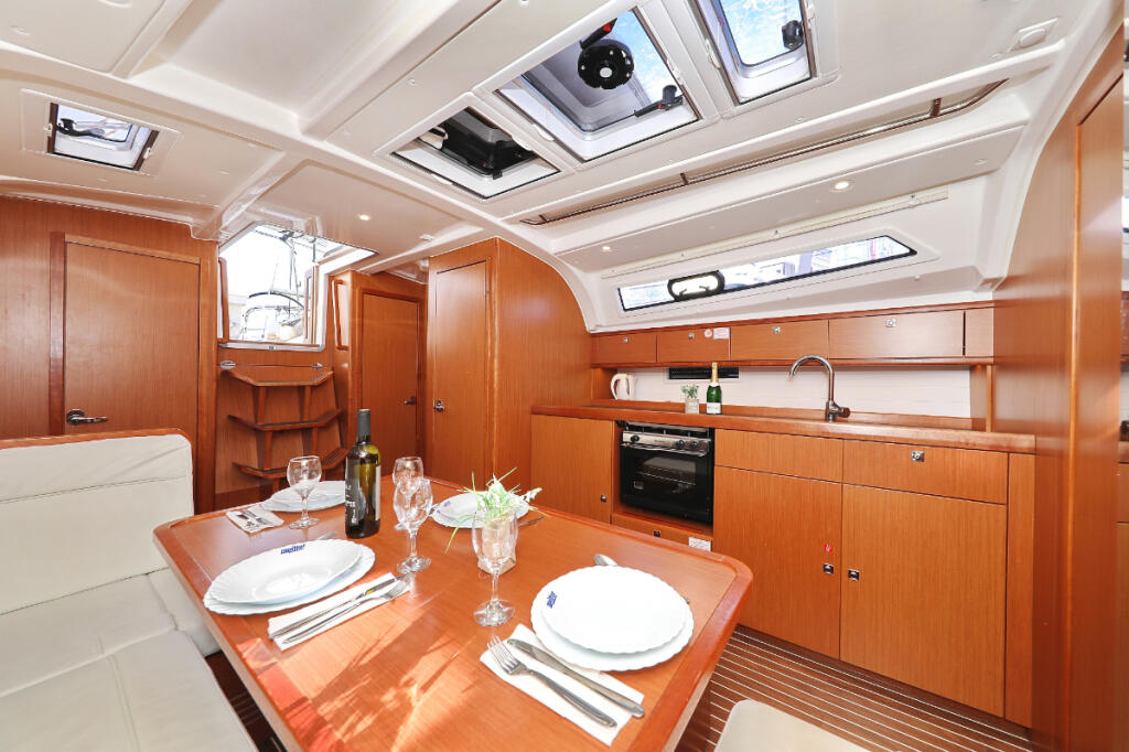 Sailing yacht 