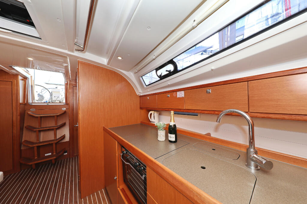 Sailing yacht 