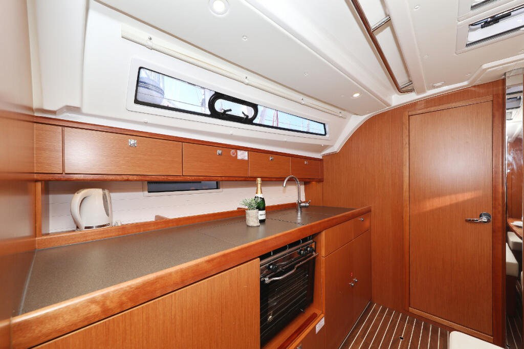 Sailing yacht 