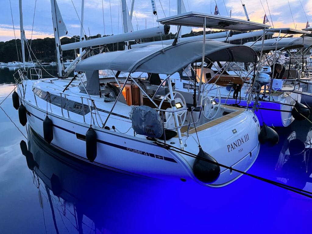 Sailing yacht 