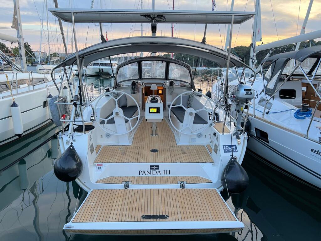 Sailing yacht 