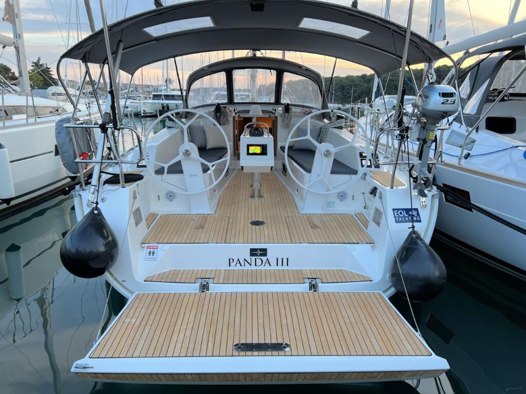 Sailing yacht 