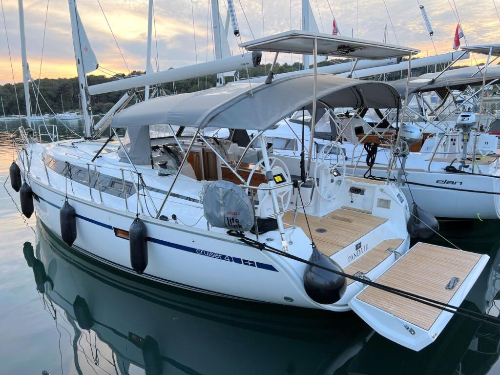 Sailing yacht 