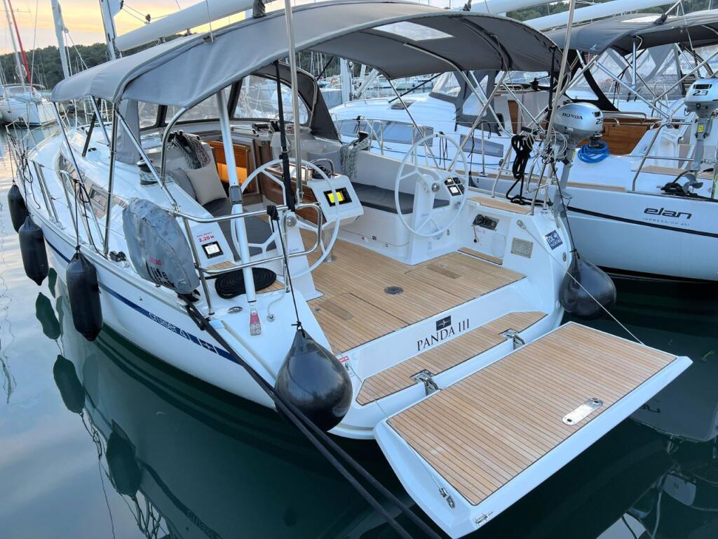 Sailing yacht 