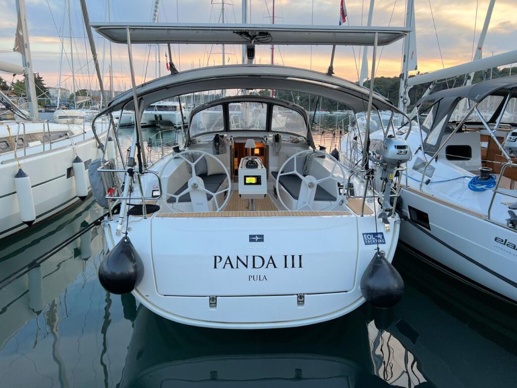 Sailing yacht 
