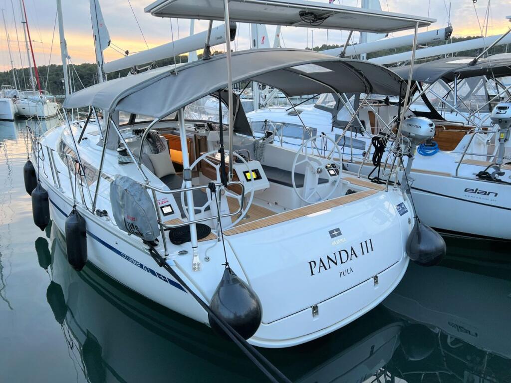 Sailing yacht 