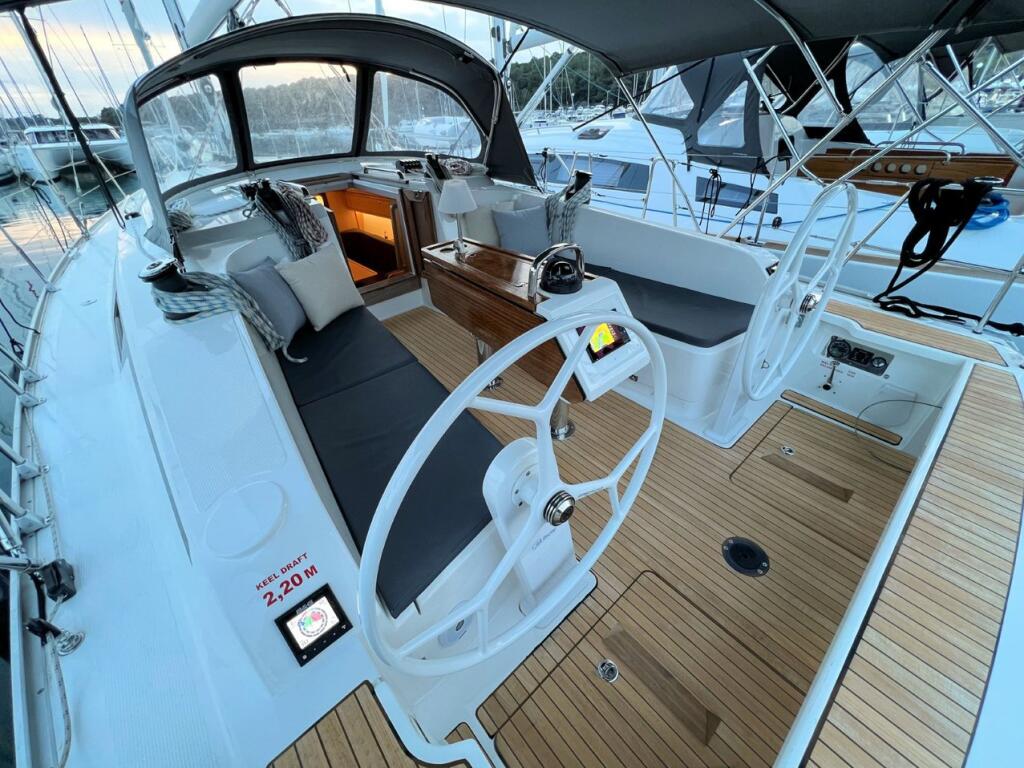 Sailing yacht 
