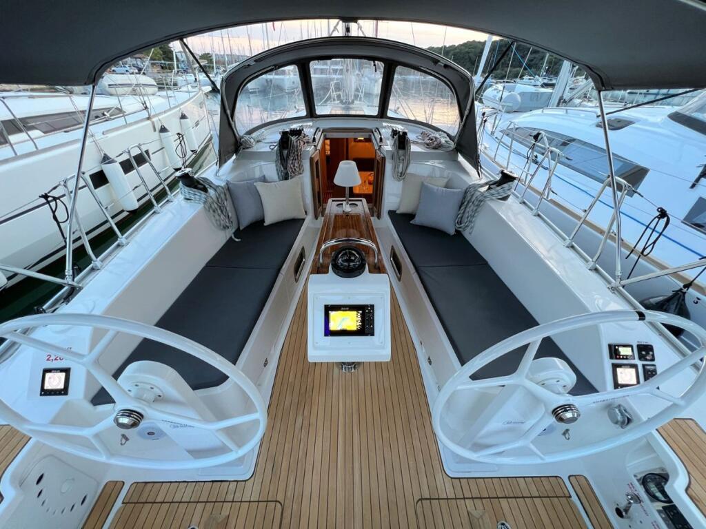 Sailing yacht 