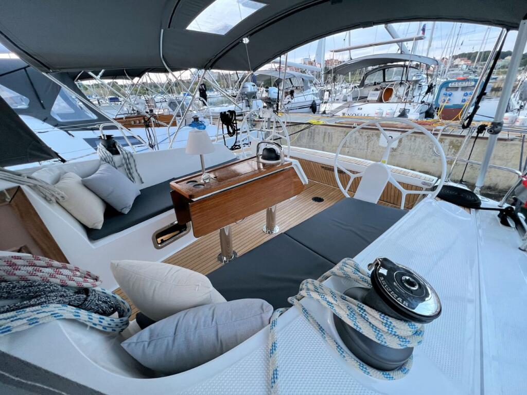 Sailing yacht 