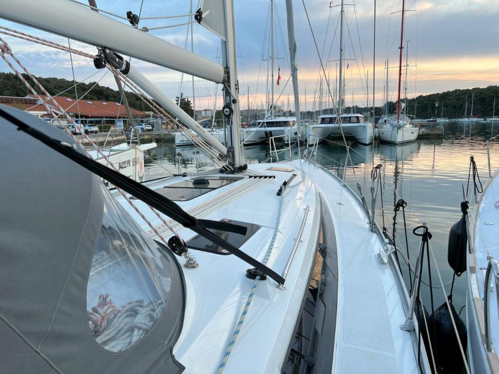 Sailing yacht 