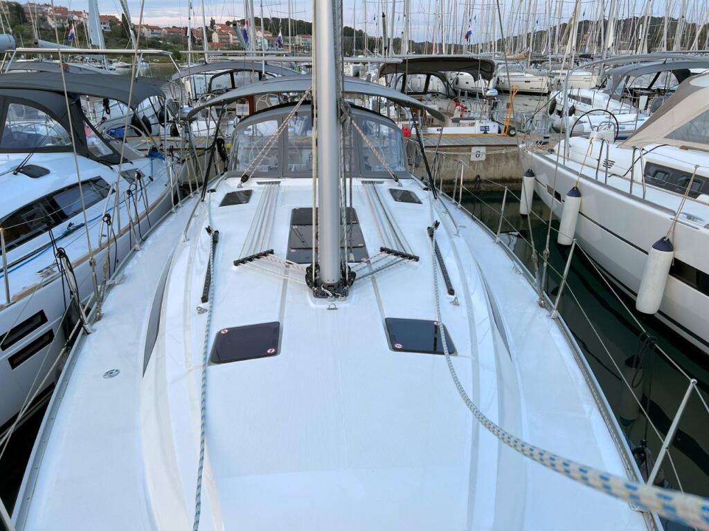Sailing yacht 
