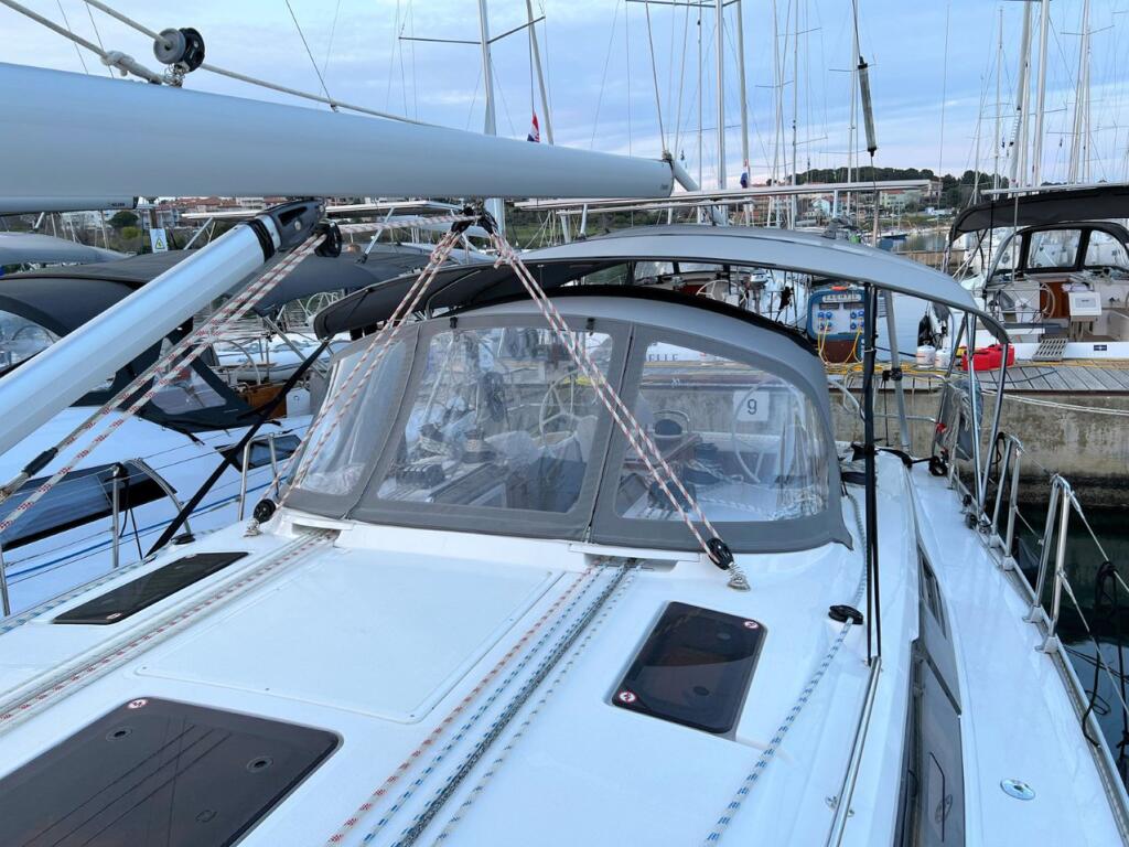 Sailing yacht 