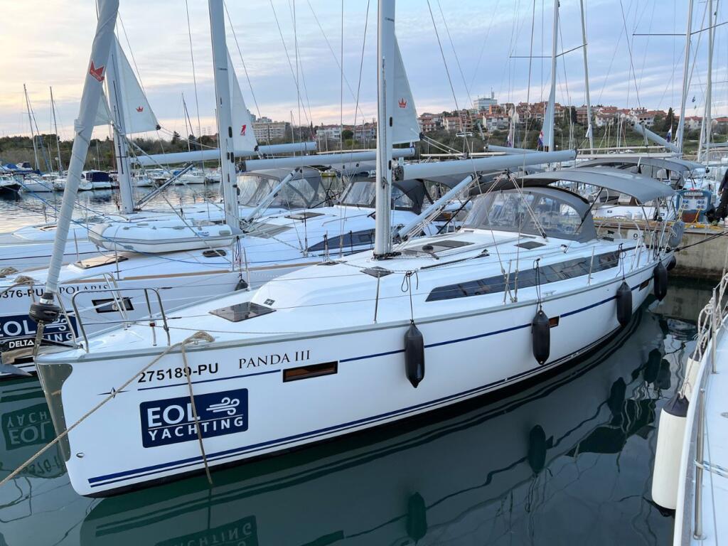 Sailing yacht 