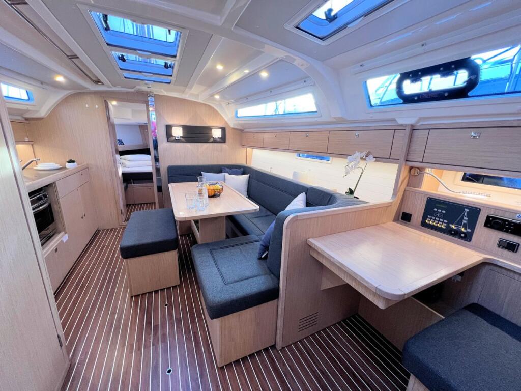 Sailing yacht 
