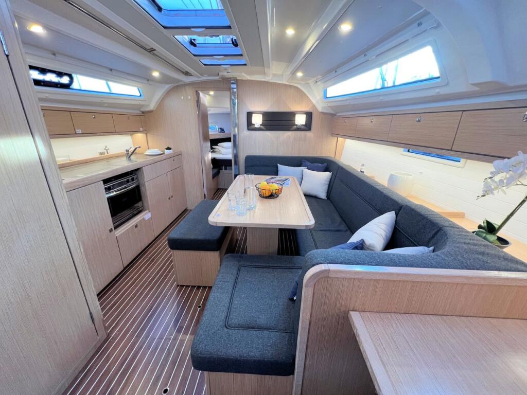 Sailing yacht 