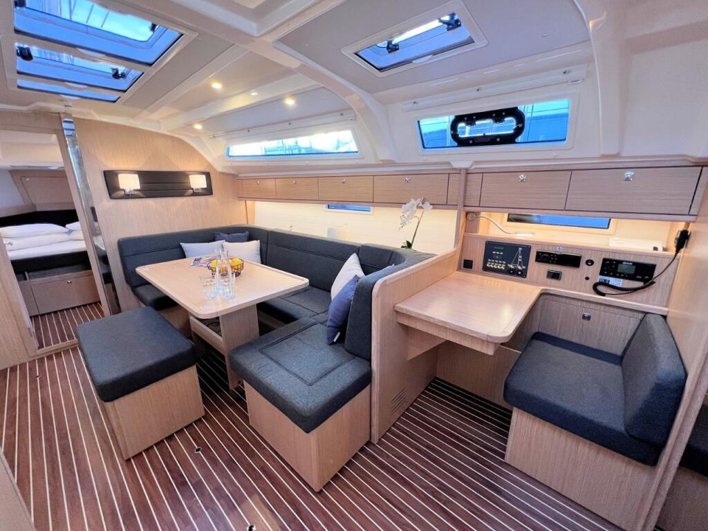 Sailing yacht 