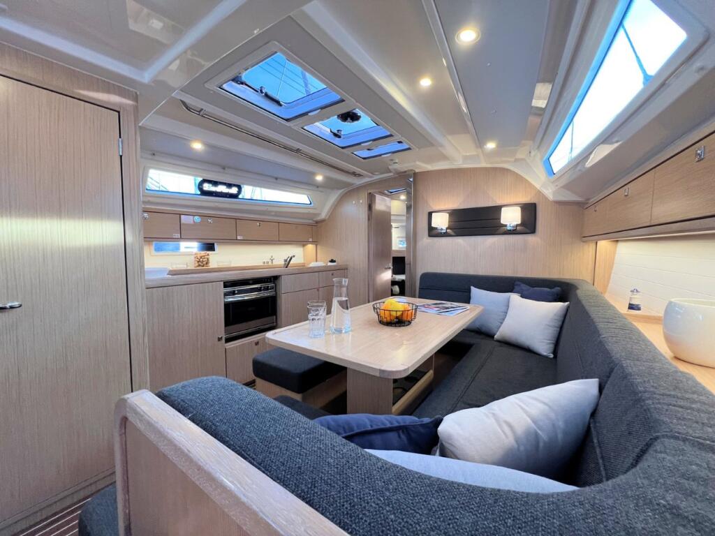Sailing yacht 