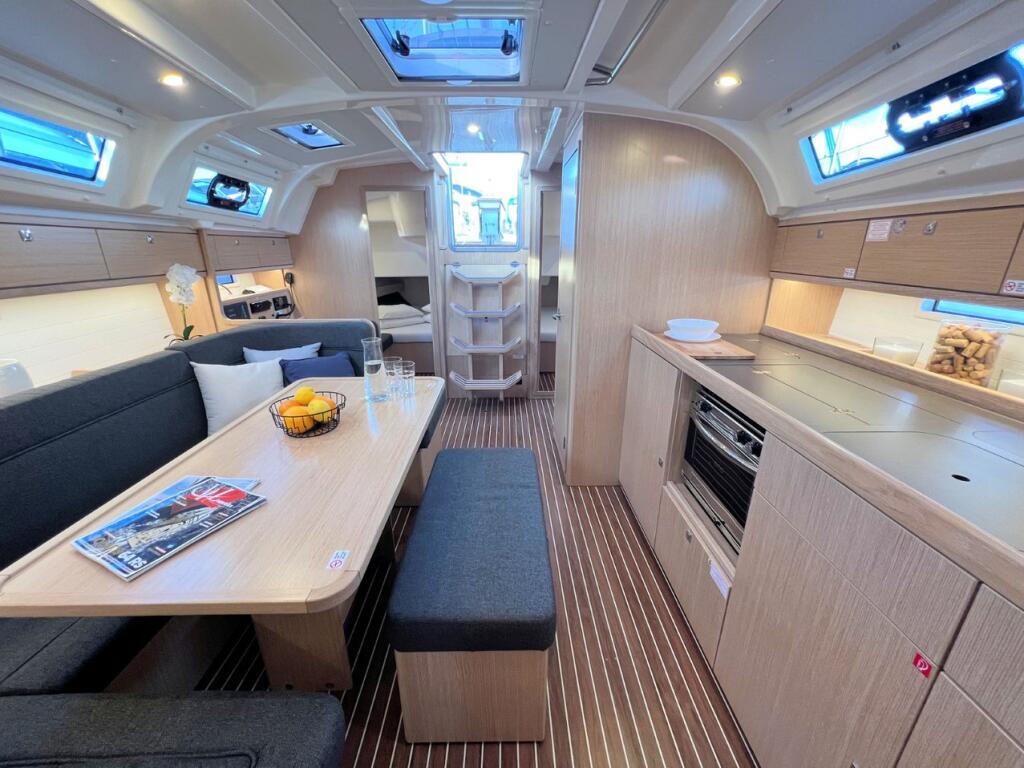 Sailing yacht 