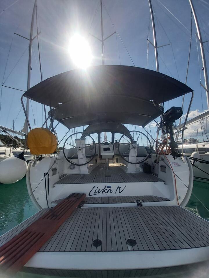 Sailing yacht 
