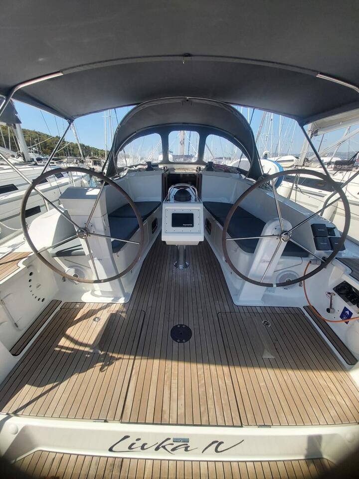 Sailing yacht 