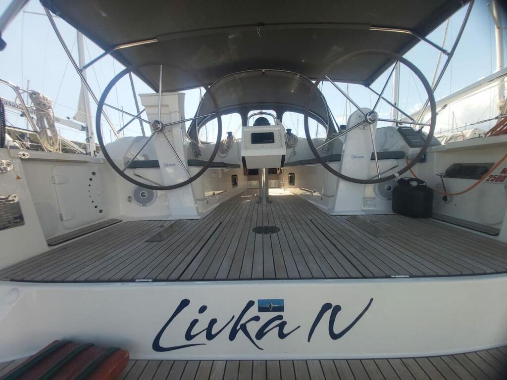 Sailing yacht 