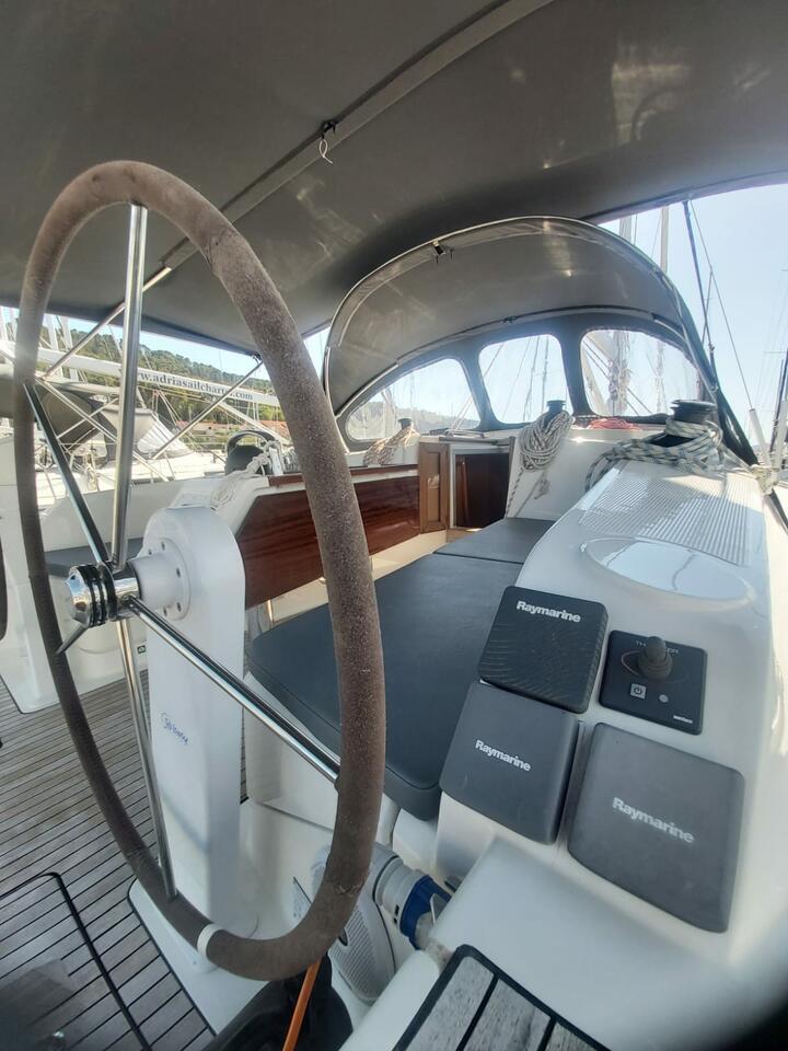 Sailing yacht 