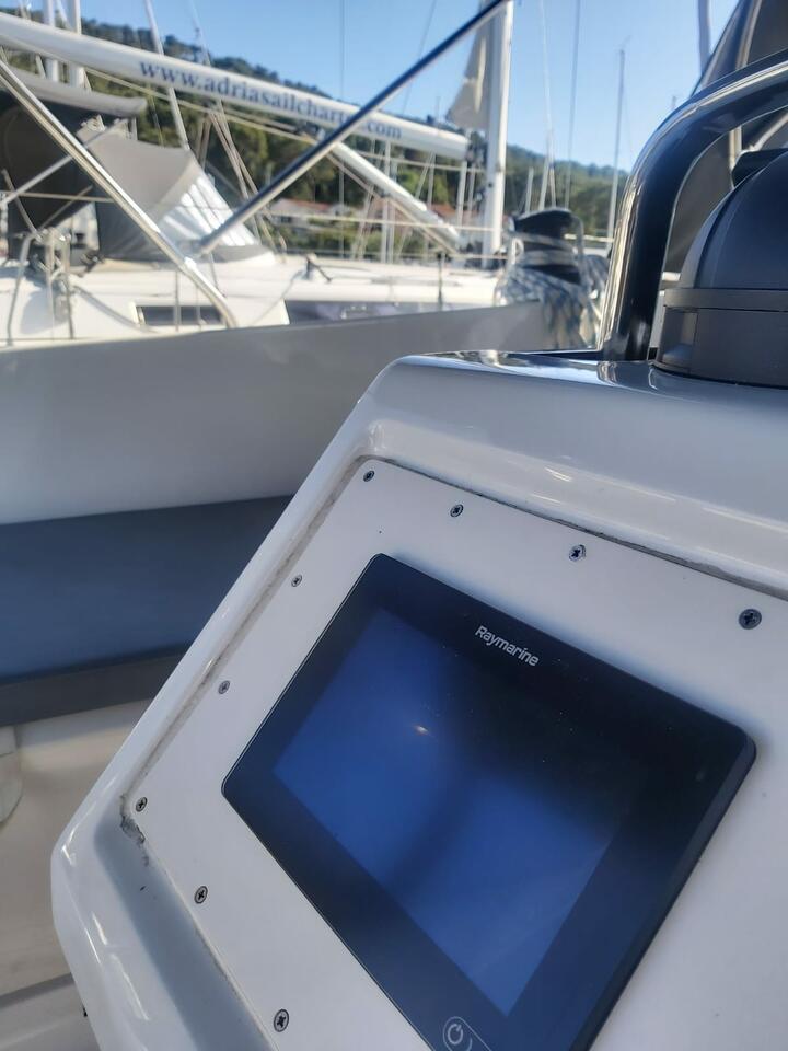 Sailing yacht 