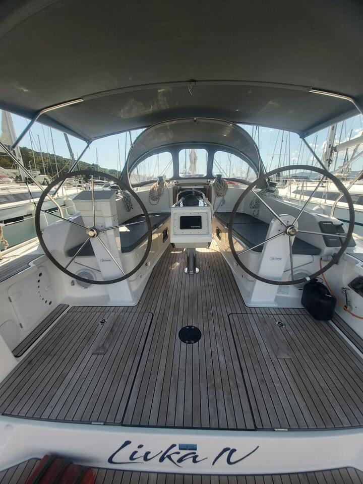 Sailing yacht 