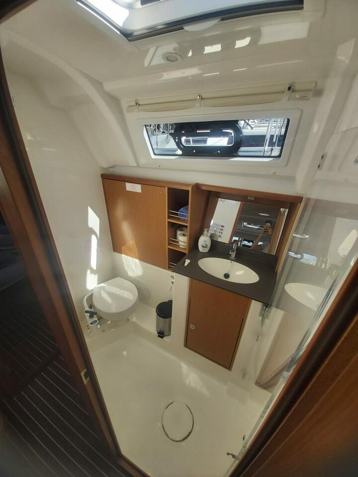 Sailing yacht 