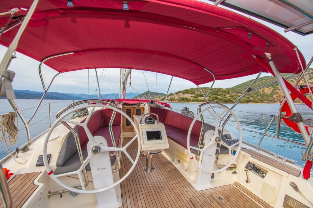 Sailing yacht 
