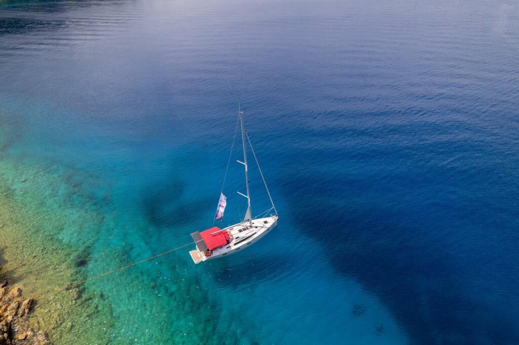 Sailing yacht 