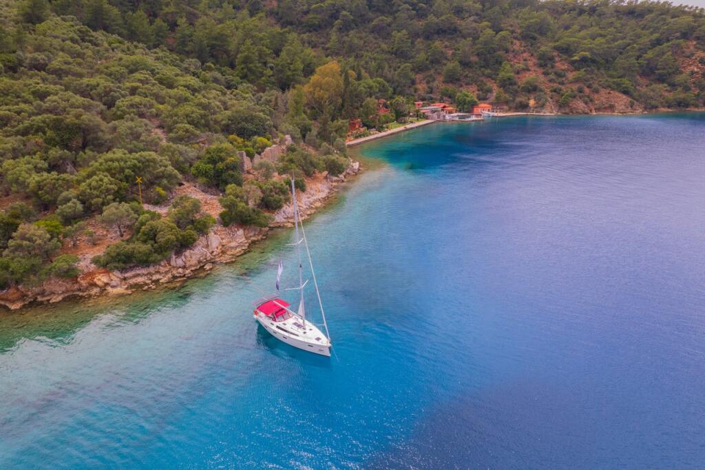 Sailing yacht 