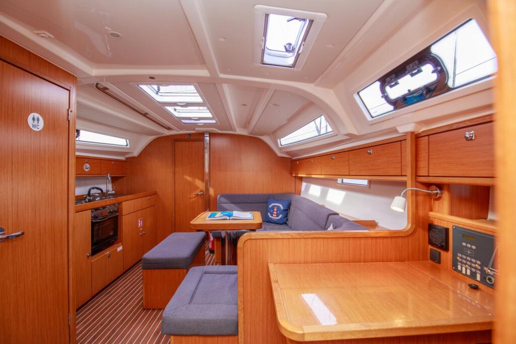 Sailing yacht 