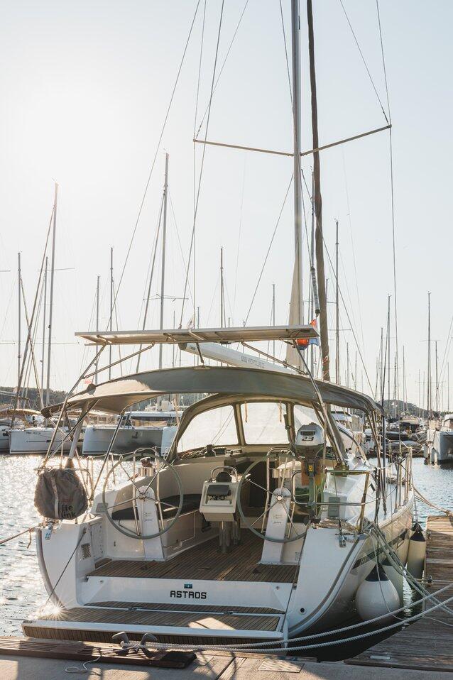 Sailing yacht 