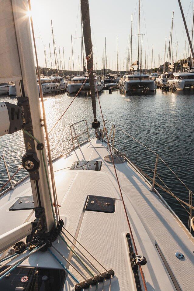 Sailing yacht 