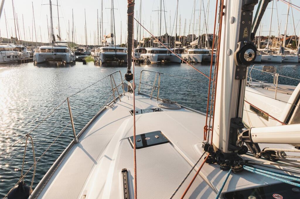 Sailing yacht 