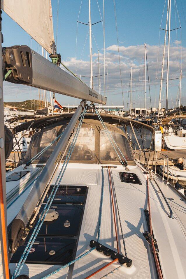 Sailing yacht 