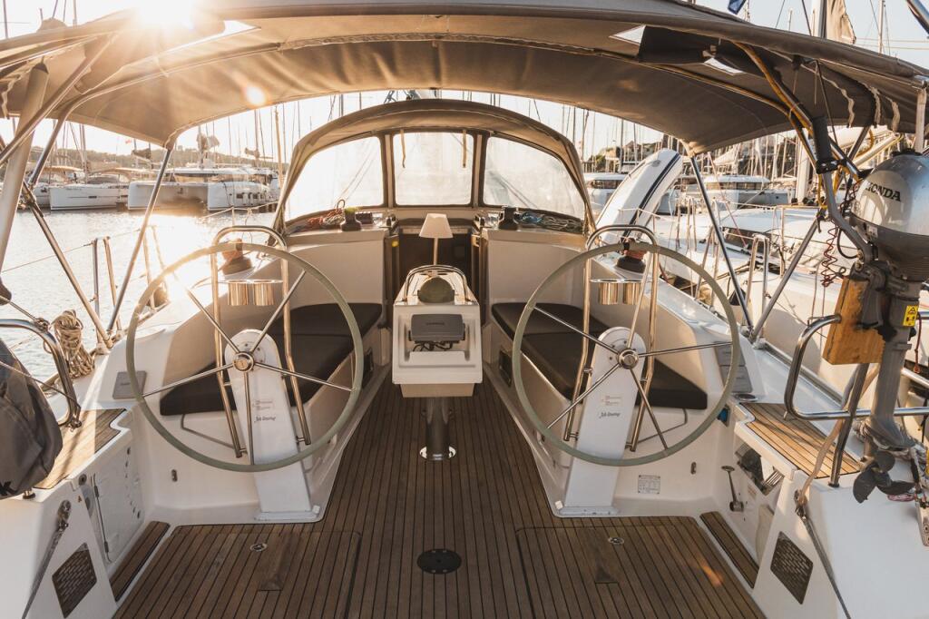 Sailing yacht 