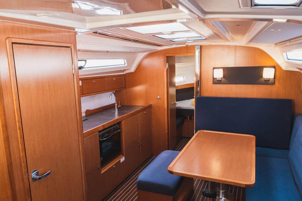 Sailing yacht 