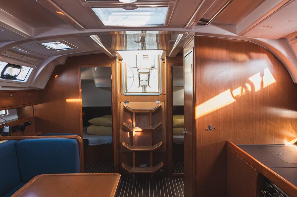 Sailing yacht 