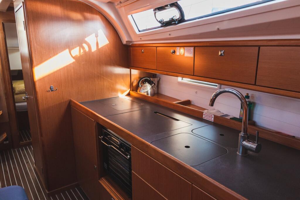 Sailing yacht 