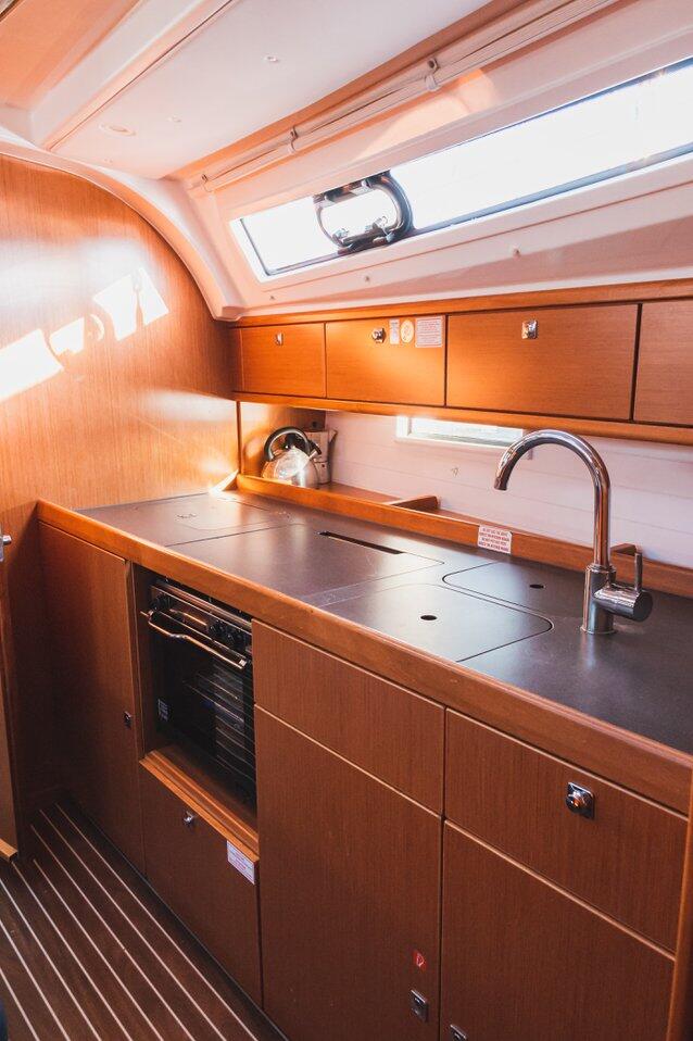 Sailing yacht 