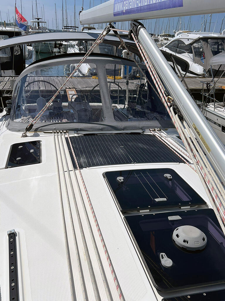 Sailing yacht 