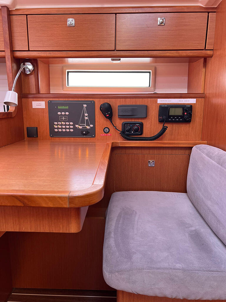 Sailing yacht 
