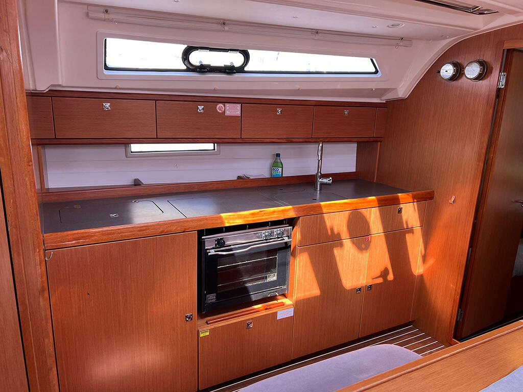 Sailing yacht 