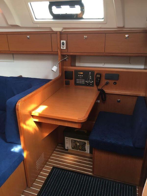 Sailing yacht 