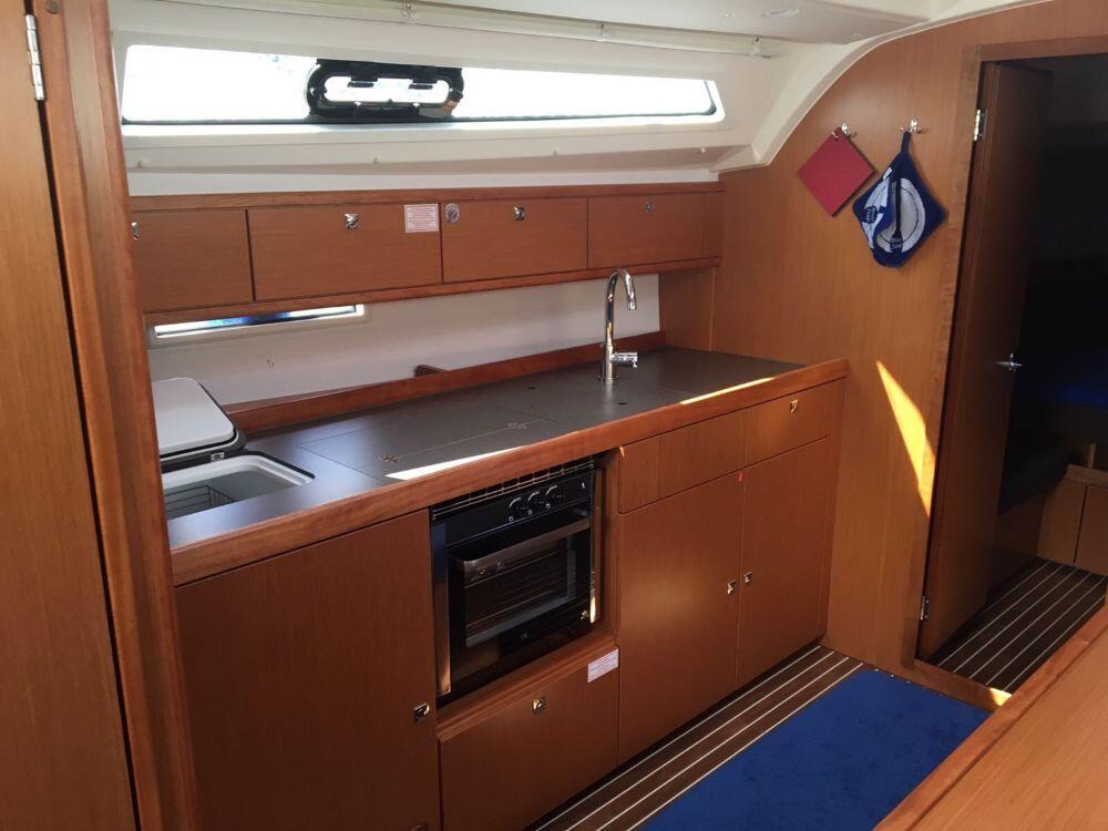 Sailing yacht 