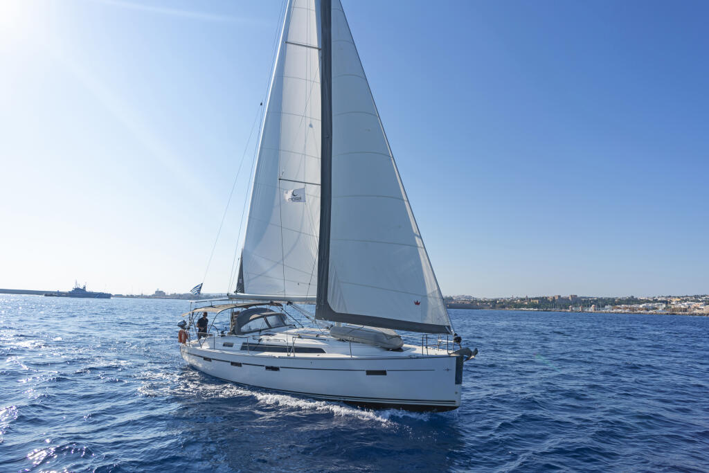Sailing yacht 