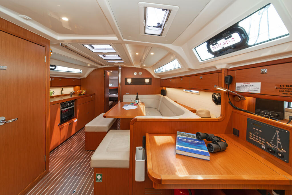 Sailing yacht 